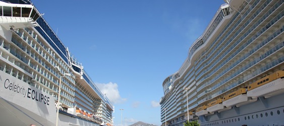 Kreuzfahrt Seereise zwei große Kreuzfahrtschiffe im Hafen