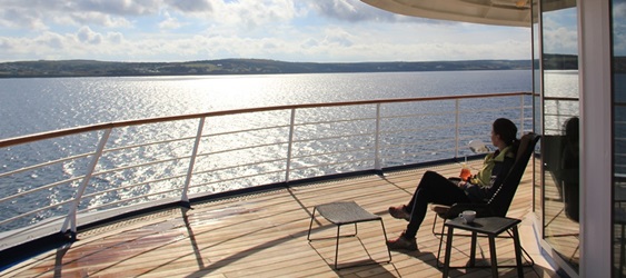 Kreuzfahrten Kreuzfahrtschiff, Entspannung beim Blick auf das Meer