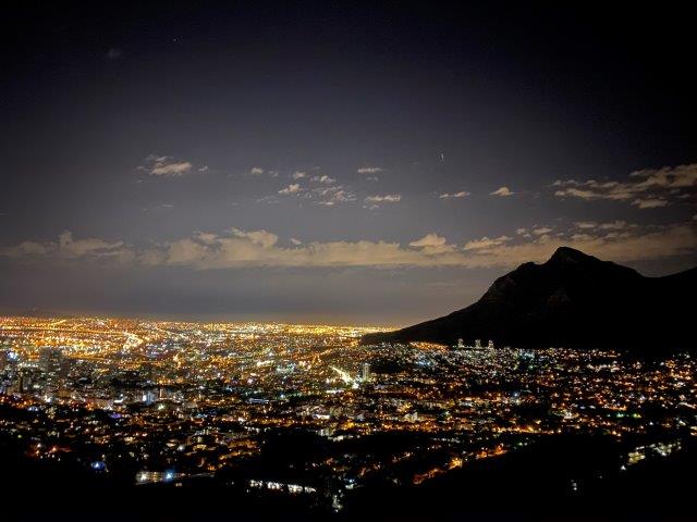 Blick vom Signal Hill auf Kapstadt bei Nacht